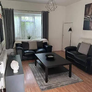  Apartment 3 Bedroom Garden In East