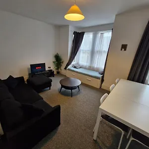 Lovely 3 Bedroom Serviced In Leytonstone Londres